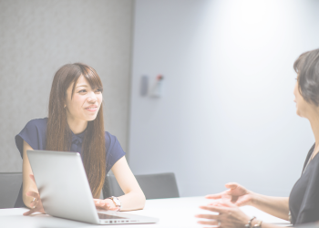 郡山の探偵事務所で浮気調査の相談を受ける女性