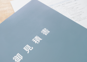 郡山の探偵事務所で浮気調査の見積書を作成しているイメージ