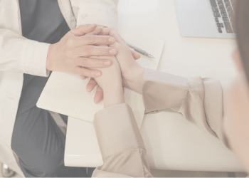 郡山の探偵が浮気調査の報告を行い依頼者をサポートしている様子